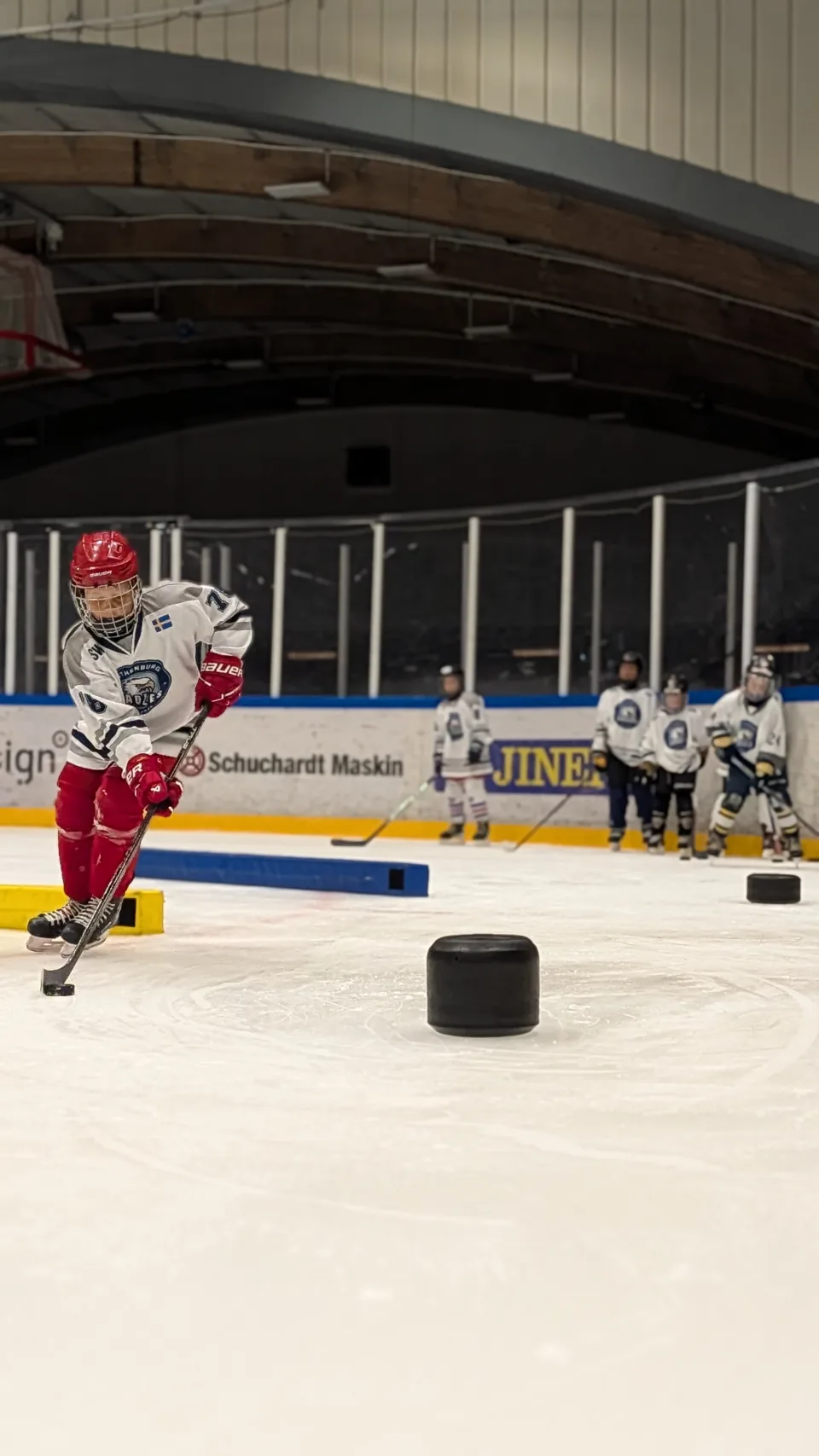 En Eagles-spelare tränar skridskoåkning med klubba och puck