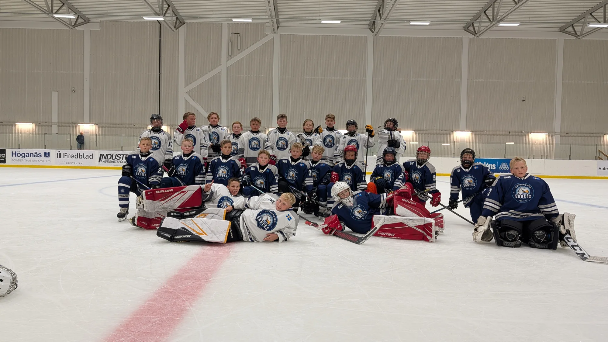 Eagles-spelare och målvakter samlade för ett lagfoto på isen